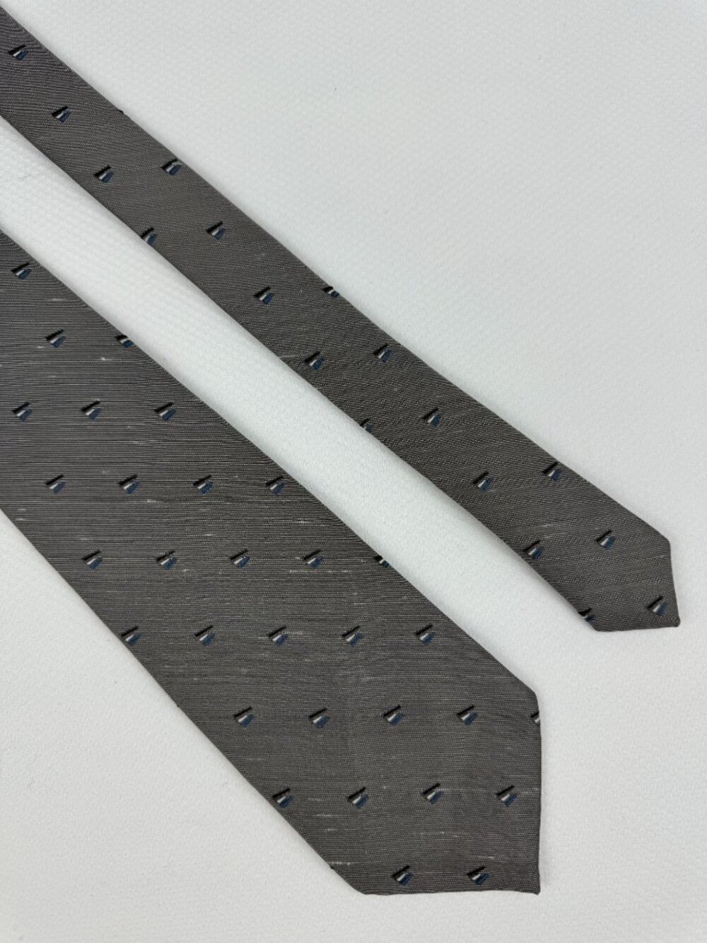 Vtg Wembley Wemsilk Geometric Pattern Tie Grey Blue Professional Necktie USA 3.5